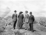 Honolulu (Hawaii), Mr. and Mrs. Horne and I.A. Loeb with Frederick Gardner Clapp on the Punchbowl Crater