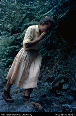 O Van R on the trail to Efonobu, Kuni