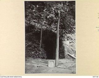 RABAUL, NEW BRITAIN. 1945-09-25. A CIVILIAN GRAVE PHOTOGRAPHED BY 5 MILITARY HISTORY FIELD TEAM, AT THE ENTRANCE TO ONE OF THE TUNNELS IN THE RABAUL CEMETERY. THE JAPANESE GARRISON AT RABAUL MADE ..