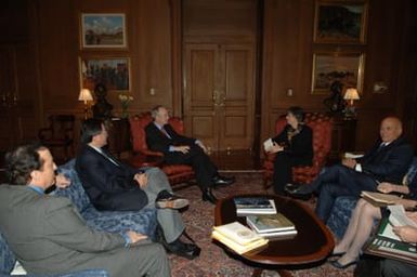 [Assignment: 48-DPA-02-26-08_SOI_K_Lingle] Secretary Dirk Kempthorne [meeting at Main Interior with delegation led by] Hawaii Governor Linda Lingle [48-DPA-02-26-08_SOI_K_Lingle_IOD_1207.JPG]