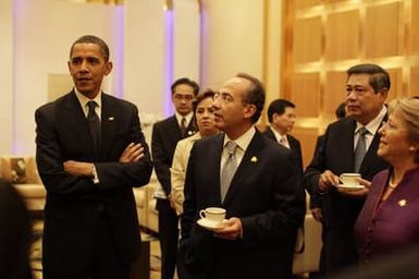 Barack Obama talks with leaders prior to the climate change breakfast in Singapore, November 15, 2009