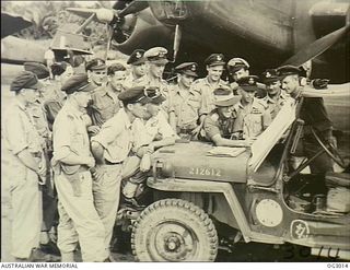 TADJI, NORTH EAST NEW GUINEA. 1945-06-27. LIEUTENANT C. C. ELING OF HURLSTONE PARK, NSW (IN SLOUCH HAT), BRIEFING TAC-R (TACTICAL RECONNAISSANCE) CREWS AT TADJI AIRSTRIP. LT ELING, AUSTRALIAN ARMY, ..