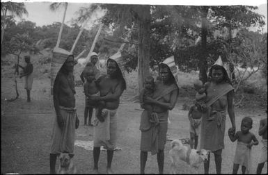 Women and babies (1) : Nissan Island, Papua New Guinea, 1960 / Terence and Margaret Spencer