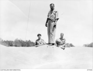 JACQUINOT BAY, NEW BRITAIN. 1944-12-19. FLYING OFFICER SMITH, WIRELESS OPERATOR (1), 417444 FLYING OFFICER E.J. BARKER, PILOT (2) AND 401745 FLYING OFFICER F.M. DARMODY, NAVIGATOR (3) THE CREW OF ..