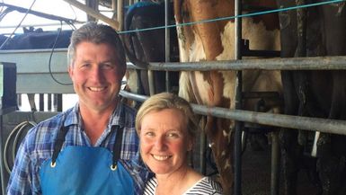 Murray Goulburn to face dairy farmers six months after slashing payments