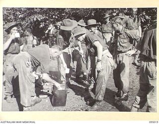WIHIBI RIVER, NEW GUINEA. 1945-08-04. MEMBERS OF 2/7 INFANTRY BATTALION SET OUT ON A SIX DAY TREK INTO ENEMY TERRITORY. THE PREVIOUS DAY YMCA REPRESENTATIVE, MR K. HILLIS, WENT FORWARD TO A HALFWAY ..