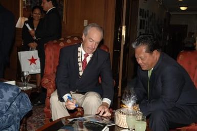 [Assignment: 48-DPA-09-26-07_SOI_K_Pres_Note] Secretary Dirk Kempthorne [and aides meeting at Main Interior] with delegation from Republic of Marshall Islands, led by Marshalls President Kessai Note [48-DPA-09-26-07_SOI_K_Pres_Note_DOI_2183.JPG]