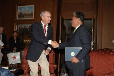 [Assignment: 48-DPA-09-26-07_SOI_K_Pres_Note] Secretary Dirk Kempthorne [and aides meeting at Main Interior] with delegation from Republic of Marshall Islands, led by Marshalls President Kessai Note [48-DPA-09-26-07_SOI_K_Pres_Note_DOI_2186.JPG]