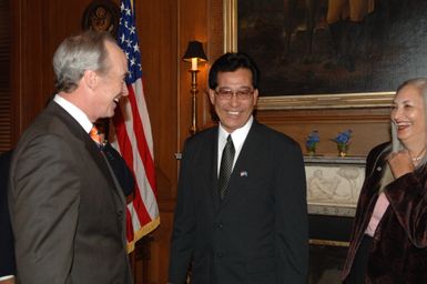 [Assignment: 48-DPA-02-05-08_SOI_K_Mori] Secretary Dirk Kempthorne [meeting at Main Interior] with delegation from the Federated States of Micronesia, led by Micronesia President Emanuel Mori [48-DPA-02-05-08_SOI_K_Mori_DOI_9664.JPG]