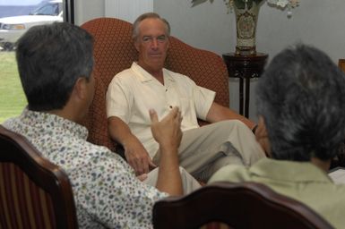 [Assignment: 48-DPA-SOI_K_Guam_6-6-7-07] Pacific Islands Tour: Visit of Secretary Dirk Kempthorne [and aides] to Guam, U.S. Territory [48-DPA-SOI_K_Guam_6-6-7-07__DI11105.JPG]