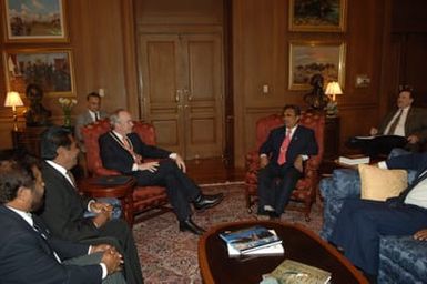 [Assignment: 48-DPA-02-25-08_SOI_K_Pres_Palau] Secretary Dirk Kempthorne [meeting at Main Interior] with government delegation from the Republic of Palau, [led by Palau President Tommy Remengesau. Secretary Kempthorne and President Remengesau discussed, among other subjects, the possibility of creating a National Heritage Area on the Palau island of Peleliu, along with the upcoming Review of the Palau-U.S. Compact of Free Association.] [48-DPA-02-25-08_SOI_K_Pres_Palau_IOD_1102.JPG]