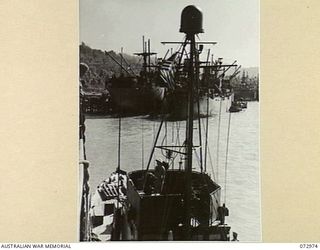 LANGEMAK BAY, NEW GUINEA. 1944-04-23. A UNITED STATES NAVY SUBMARINE CHASER MOORED ALONGSIDE THE AMERICAN LIBERTY SHIP DAVID E. HUGHES
