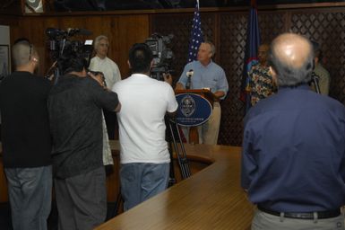 [Assignment: 48-DPA-SOI_K_Guam_6-6-7-07] Pacific Islands Tour: Visit of Secretary Dirk Kempthorne [and aides] to Guam, U.S. Territory [48-DPA-SOI_K_Guam_6-6-7-07__DI12292.JPG]