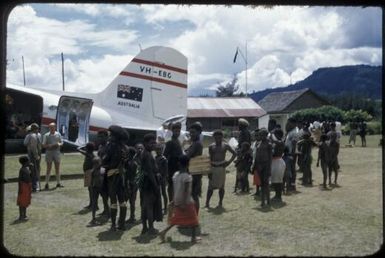 Qantas aircraft on the airstrip in Wabag, between 1956 and 1960 / Tom Meigan