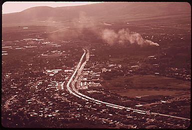 H-1 FREEWAY, LIKE ALL HAWAII'S HIGHWAYS, IS VIRTUALLY FREE OF BILLBOARDS