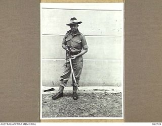 SYDNEY, NSW. 1944-01-12. NX60505 PRIVATE F. J. STOYLES OF THE 2/17TH AUSTRALIAN INFANTRY BATTALION, DISPLAYING A SWORD TAKEN FROM A JAPANESE MAJOR AT SATTELBERG, NEW GUINEA