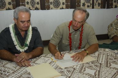 [Assignment: 48-DPA-SOI_K_Amer_Sam] Pacific Islands Tour: Visit of Secretary Dirk Kemmpthorne [and aides] to American Samoa, U.S. Territory [48-DPA-SOI_K_Amer_Sam__DI15198.JPG]