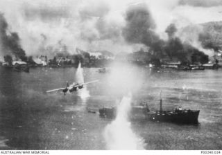 RABAUL, 1942-11. ALLIED AIR FORCES STRIKE JAPANESE SHIPPING IN HARBOUR. (DONOR: W. TUCK)