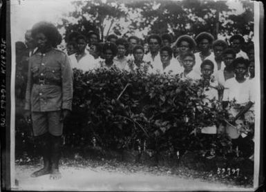 ["Tour du monde du prince de Galles, à Fiji, des indigènes : [photographie de presse] / [Agence Rol]", "Tour du monde du prince de Galles, à Fiji, des indigènes : [photographie de presse] / [Agence Rol]"]