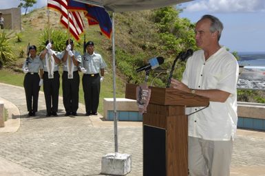 [Assignment: 48-DPA-SOI_K_Guam_6-6-7-07] Pacific Islands Tour: Visit of Secretary Dirk Kempthorne [and aides] to Guam, U.S. Territory [48-DPA-SOI_K_Guam_6-6-7-07__DI11400.JPG]