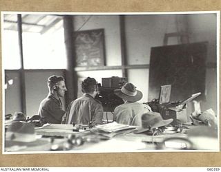 SOGERI, NEW GUINEA. 1943-11-20. A CLASS STUDYING THE USE OF WIRELESS DURING WAR TIME, AT THE SCHOOL OF SIGNALS, NEW GUINEA FORCE