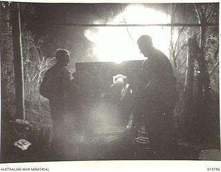 1943-09-20. NEW GUINEA. SALAMUA AREA. 25 POUNDER GUN IN ACTION AT NIGHT TIME. (NEGATIVE BY W. CARTY)