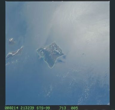 STS099-713-005 - STS-099 - Earth observations of the Hawaiian Islands taken from OV-105 during STS-99
