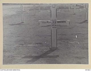 TOROKINA, BOUGAINVILLE. 1945-05-14. THE GRAVE OF CAPTAIN H.V. BROWN, 7 INFANTRY BATTALION, AT THE AUSTRALIAN WAR CEMETERY. THE PHOTOGRAPH WAS FOR GENERAL OFFICER COMMANDING 2 CORPS THROUGH ..