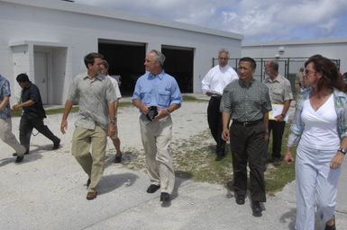 [Assignment: 48-DPA-SOI_K_Guam_6-6-7-07] Pacific Islands Tour: Visit of Secretary Dirk Kempthorne [and aides] to Guam, U.S. Territory [48-DPA-SOI_K_Guam_6-6-7-07__DI12143.JPG]