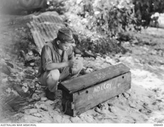 AN AUSTRALIAN BREN GUN CHEST MARKED NO. 1 COMPANY FOUND AT A JAPANESE CAMP AT KAVIENG. IT WAS FOUND WITHOUT THE GUN AND PRESUMED TO BE PART OF THE EQUIPMENT OF 2/1 INDEPENDENT COMPANY. AN ..