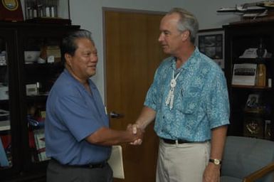 [Assignment: 48-DPA-SOI_K_Majuro_6-11-12-07] Pacific Islands Tour: Visit of Secretary Dirk Kempthorne [and aides] to Majuro Atoll, of the Republic of Marshall Islands [48-DPA-SOI_K_Majuro_6-11-12-07__DI14696.JPG]