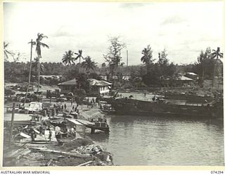 MADANG, NEW GUINEA. 1944-06-27. TROOPS OF THE 7TH DOCKS OPERATING COMPANY, UNLOADING SUPPLIES FROM AMERICAN BARGES