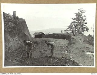MILNE BAY, NEW GUINEA, 1943-07-12. LEFT TO RIGHT: NX30033 CORPORAL H.J. ROGERS; WX12858 PRIVATE A.J. CLARK; NX69042 PRIVATE M.W. NEILSON AND NX7321 PRIVATE N. EGAN, ALL OF THE 18TH PLATOON, 2/1ST ..
