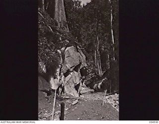 BULLDOG-WAU ROAD, NEW GUINEA, 1943-07-15. TROOPS OF THE 14TH AUSTRALIAN FIELD COMPANY, ROYAL AUSTRALIAN ENGINEERS, EDIE CREEK, CUTTING THROUGH A LARGE ROCKY OUTCROP AT THE 27 MILE POINT ON THE ..