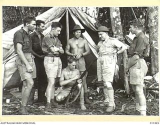 1942-10-08. THE MINISTER FOR AIR, MR ARTHUR DRAKEFORD, MEETS MEN OF AN ARTILLERY UNIT. (NEGATIVE BY BOTTOMLEY)