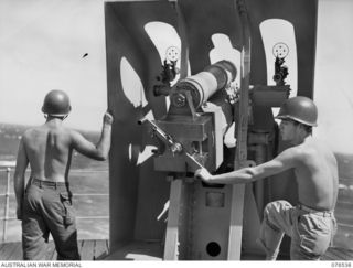 AT SEA. 1944-10-07. UNITED STATES ARMY PERSONNEL MANNING ONE OF THE GUNS ABOARD THE DUTCH TROOPSHIP, "SWARTENHONDT" WHICH IS CARRYING TROOPS OF THE 36TH INFANTRY BATTALION FROM NEW GUINEA TO NEW ..
