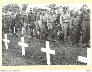 DUMPU, NEW GUINEA. 1944-02-06. TROOPS EXAMINING GRAVES AFTER THE DEDICATION SERVICE AT THE DUMPU WAR CEMETERY