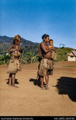 Okapa road - Kasoru (5 miles to Okapa), Mogie Fore women