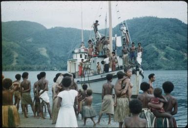 A vessel comes to the deep shoreline to pick up two patients : Goodenough Island, D'Entrecasteaux Islands, Papua New Guinea, 1956-1958 / Terence and Margaret Spencer