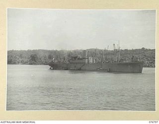 JACQUINOT BAY, NEW BRITAIN. 1944-11-04. AUSTRALIAN TROOPS DISEMBARKING FROM A LANDING CRAFT AFTER BEING TRANSPORTED INTO THE AREA ABOARD THE TROOPSHIP CAPE ALEXANDER