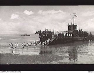 GILI GILI, NEW GUINEA, 1943-07-15. TROOPS OF THE 29TH AUSTRALIAN INFANTRY BRIGADE, 5TH AUSTRALIAN DIVISION, LOADING STORES BY "ROUND ROBIN" PRIOR TO EMBARKING ON AMERICAN LCI'S (LANDING CRAFT ..