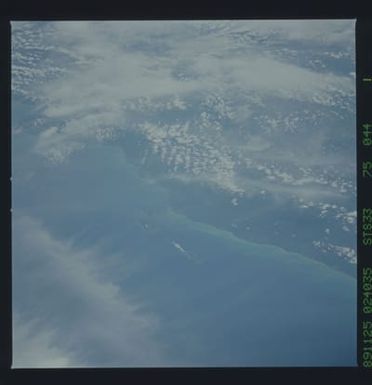 S33-75-044 - STS-033 - STS-33 earth observations