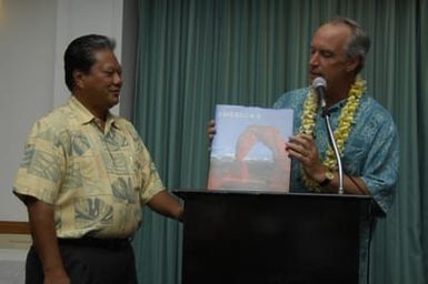 [Assignment: 48-DPA-SOI_K_Majuro_6-11-12-07] Pacific Islands Tour: Visit of Secretary Dirk Kempthorne [and aides] to Majuro Atoll, of the Republic of Marshall Islands [48-DPA-SOI_K_Majuro_6-11-12-07__DI14506.JPG]