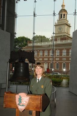 [Assignment: 48-DPA-07-13-08_SOI_K_Philly_Rec] Reception at Independence National Historical Park for attendees at the National Governors Association Centennial Meeting in Philadelphia, Pennsylvania. Secretary Dirk Kempthorne [and Independence National Historical Park Deputy Superintendent Darla Sidles delivered official remarks; and the Secretary conversed with fellow NGA attendees, among them Pennsylvanina Governor Edward Rendell, Vermont Governor James Douglas, Wyoming Governor Dave Freudenthal, Guam Governor Felix Camacho, former Tennessee Governor Don Sundquist, and former Michigan Governor John Engler.] [48-DPA-07-13-08_SOI_K_Philly_Rec_IOD_9301.JPG]