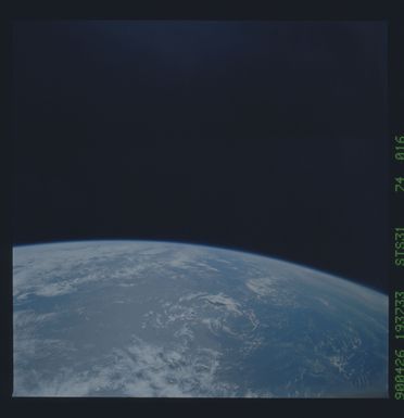 S31-74-016 - STS-031 - STS-31 earth observations