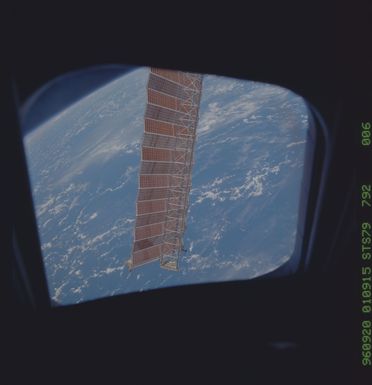 STS079-792-006 - STS-079 - Survey views of the Mir space station