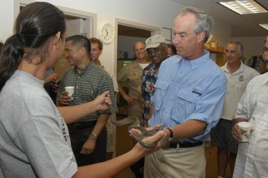 [Assignment: 48-DPA-SOI_K_Guam_6-6-7-07] Pacific Islands Tour: Visit of Secretary Dirk Kempthorne [and aides] to Guam, U.S. Territory [48-DPA-SOI_K_Guam_6-6-7-07__DI12174.JPG]