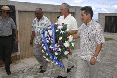 [Assignment: 48-DPA-SOI_K_Guam_6-6-7-07] Pacific Islands Tour: Visit of Secretary Dirk Kempthorne [and aides] to Guam, U.S. Territory [48-DPA-SOI_K_Guam_6-6-7-07__DI11426.JPG]