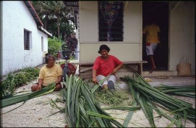 Group preparing flax, Mauke