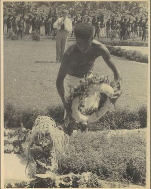 Philip Bojembo lays wreath on memorial at Popondetta, Papua New Guinea, 24 November 1952 / Albert Speer